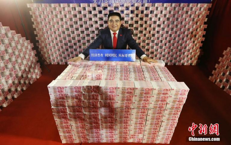 Chen Guangbiao, “il filantropo più carismatico della Cina”, va a New York a fare la carità agli americani. Ma c’è il trucco