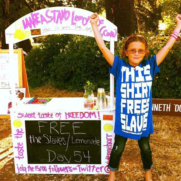 Vivienne, la bambina di 8 anni che ha raccolto un milione di dollari vendendo limonata per «aiutare i bambini schiavi»