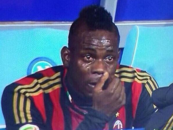 Ma Balotelli può piangere per gli affari suoi o deve essere per forza colpa dei cori razzisti?