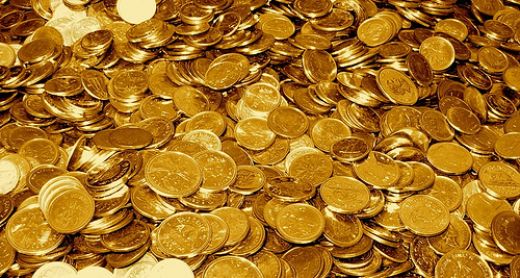 Escono a portare fuori il cane, trovano monete d’oro