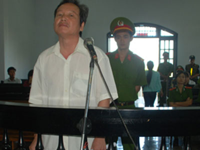 Vietnam. Storia di Dinh, il dissidente che il regime ha lasciato senza cure in carcere. Uscito, si è convertito al cattolicesimo