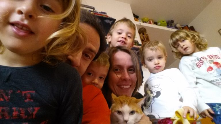 Sono in sette: un papà, una mamma, due gemelle omozigote e tre eterozigoti. «Vige la disciplina militare, a volte»