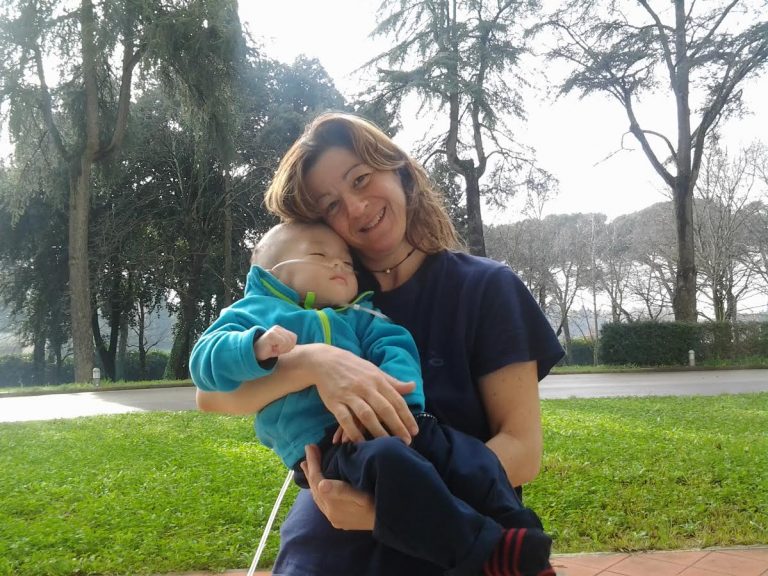 «Ho ricevuto più di quanto ho dato». Storia di Nadia, l’infermiera che adottò Mario, il bimbo malato abbandonato dai genitori