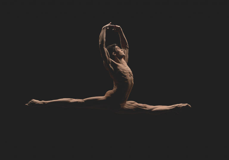 Roberto Bolle nel backstage della campagna Eni. «Dopo milioni di salti sul tappeto elastico, ecco il risultato»