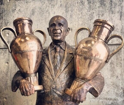 bela-guttmann-benfica-statue0a