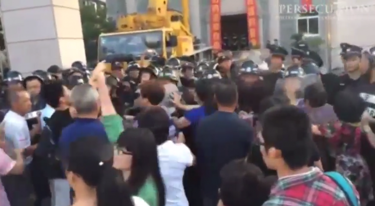 Cina. Decine di cristiani impediscono alla polizia di demolire la croce della loro chiesa: «È la prima volta che il governo si ritira» [link url=dev.tempi.it/cina-decine-di-cristiani-impediscono-alla-polizia-di-demolire-la-croce-della-loro-chiesa-e-la-prima-volta-che-il-governo-si-ritira-video]Video[/link]