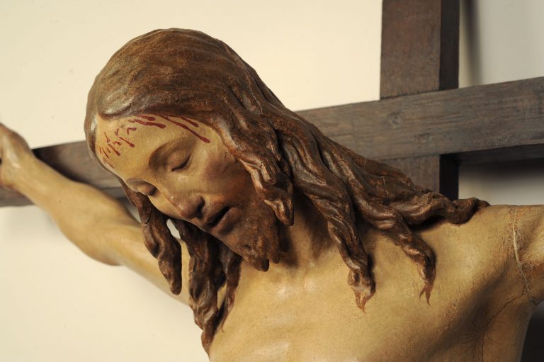 A tre metri dal crocefisso (che sia così, mi chiedo, che bisogna pregare?)