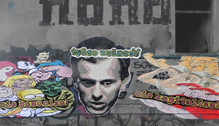 Il wallpaper di padre Popieluszko a Varsavia. E quelle due parole tra comunismo e capitalismo: «Solo libertà»