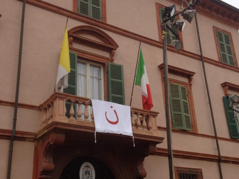 Sulla canonica di Cervia campeggia la “N” araba dei cristiani perseguitati. «Il loro martirio risveglia la nostra fede imborghesita»