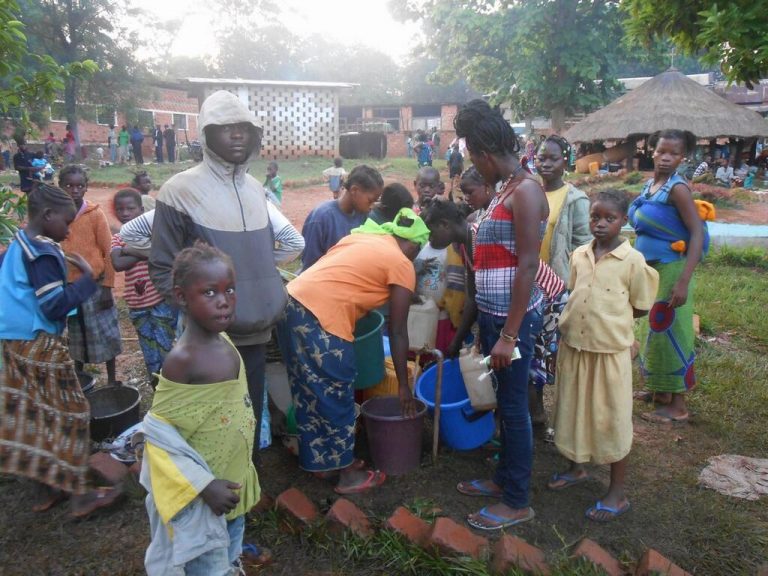 Centrafrica, appello disperato del vescovo di Bambari: «Nella cattedrale sono arrivati 12 mila profughi» in fuga dai ribelli islamisti