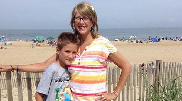 «Quando morirò, ti prenderai cura del mio bambino?». Storia di Tricia, “adottata” dalla sua infermiera insieme al figlio di 8 anni