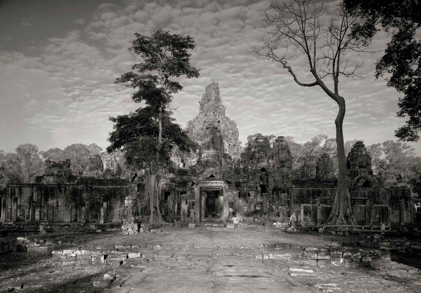 Kenro Izu, Angkor #79, Cambodia, 1994. Dalla serie “Sacred Places”, stampa al platino, 35,5x51 cm. Courtesy l’autore