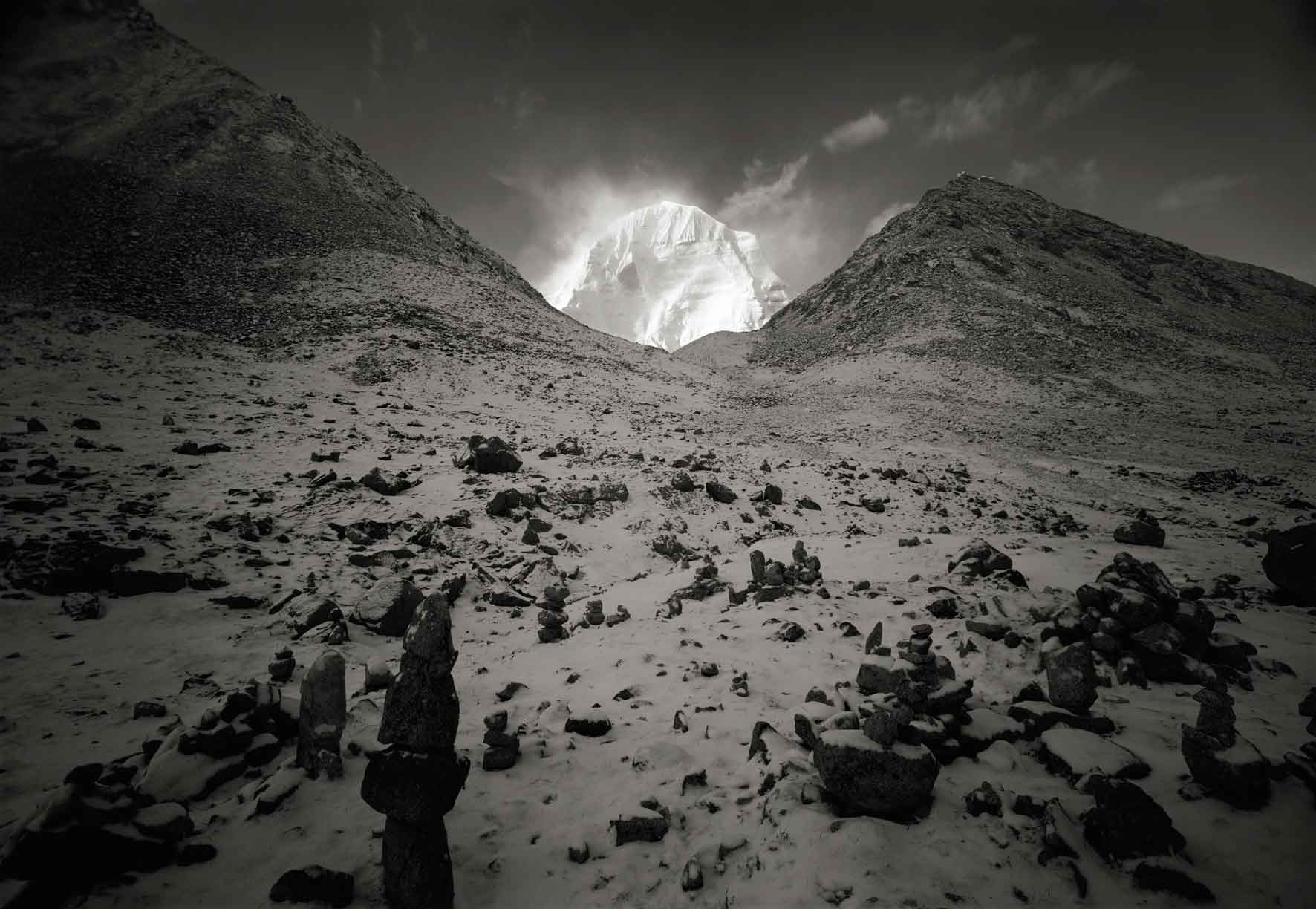 Kenro Izu, Kailash #75, Tibet, 2000. Dalla serie “Sacred Places”, stampa ai pigmenti 72x102 cm. Courtesy l’autore