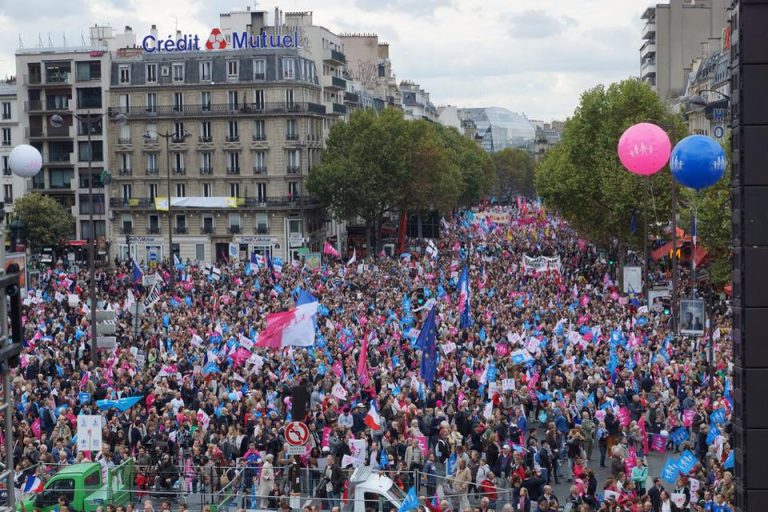 Francia, in 500 mila sfilano con la Manif pour tous. «L’uomo non è una merce»
