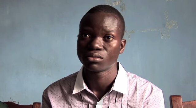 Ebola, l’incubo comincia quando si guarisce. Storia di Douda, 17 anni, senza più famiglia, evitato da tutti