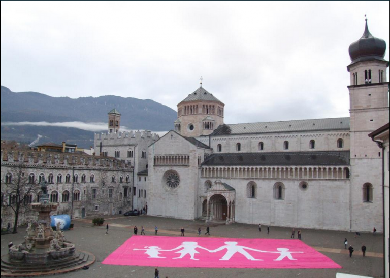 La grande bandiera del buon senso in Piazza Duomo a Trento