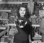 Sophia Loren in visita al mercato della Befana