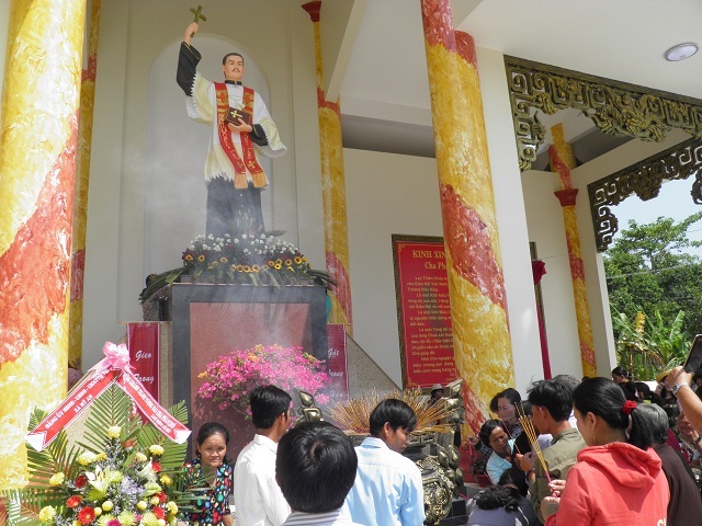 vietnam-santo-padre-diep-comunismo1