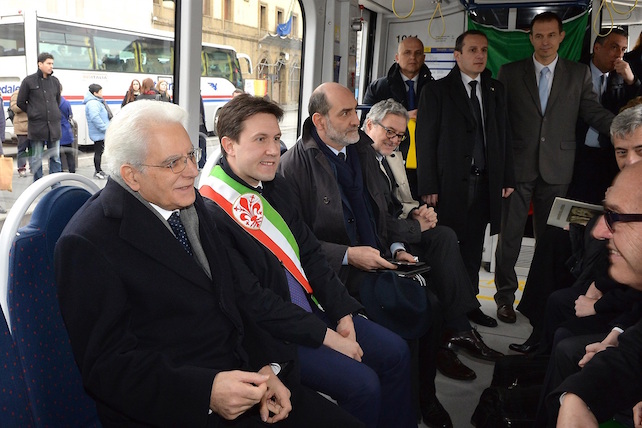 No dai, il “Mattarella style” no. Stravagante elenco di genuflessioni quirinalizie intorno a un viaggio in tramvia