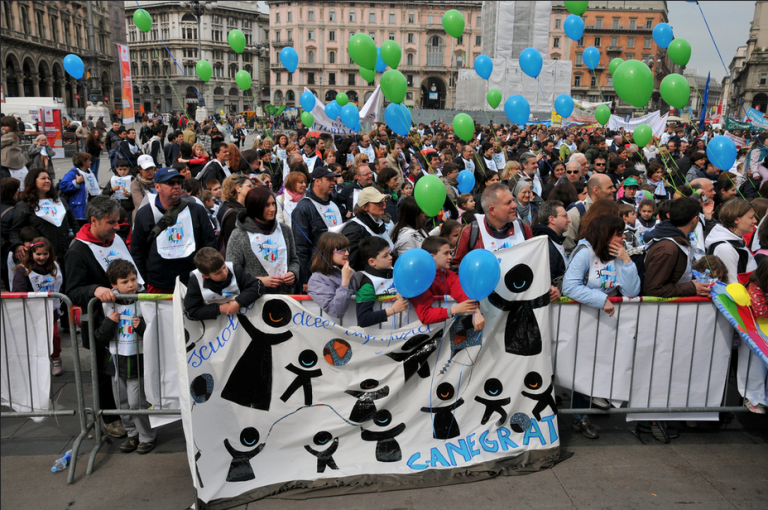 Tutti in marcia fino al Duomo per ricordare che le paritarie esistono. E sono scuole pubbliche