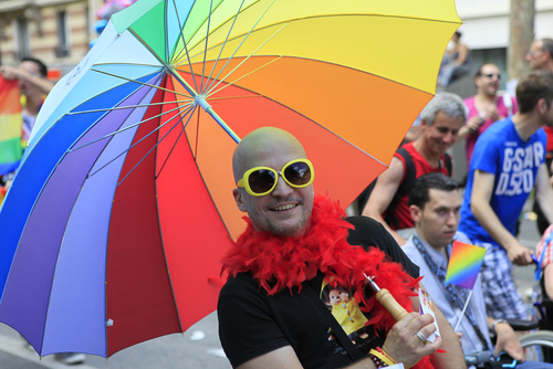 Il manuale (inedito in Italia) che ha segnato il trionfo di un’omosessualità da gay pride