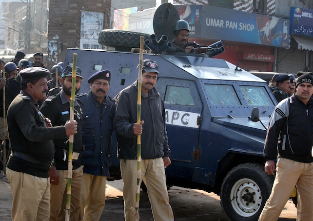 Pakistan. Cristiani minacciati dalla polizia: «Volete protezione? Pagate la tassa di sottomissione»