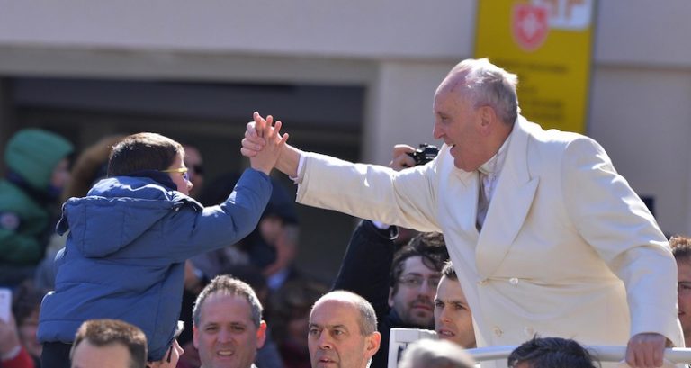 Lo spettacolo di una piazza centrata nella sequela al «dolce Cristo in terra»