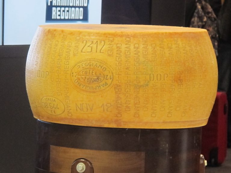 La “guerra” tra il Parmesan il Parmigiano reggiano