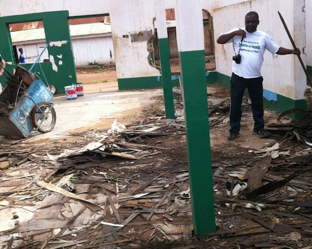 Centrafrica, cristiani riparano una moschea distrutta. Una luce nel mezzo di una tragedia dimenticata