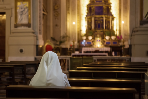 donna-preghiera-chiesa-shutterstock_227551465
