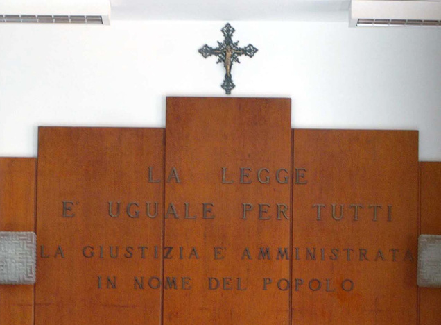 “Illustre presidente del tribunale, riappenda i crocifissi, ci aiuteranno a fare giustizia”