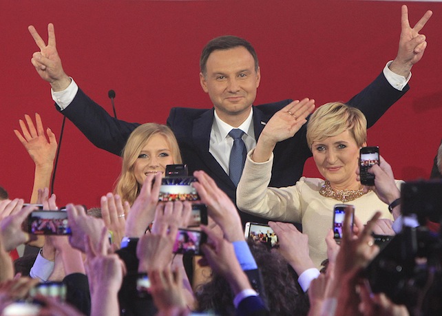 Chi è Duda, il neo presidente che ha affidato la Polonia alla Madonna di Czestochowa