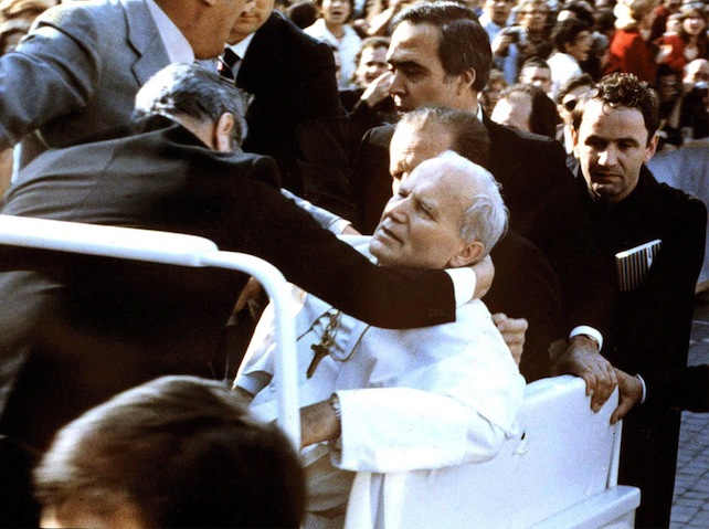 La «mano materna» che salvò la vita a Giovanni Paolo II