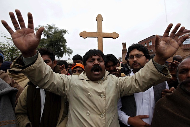 Pakistan. Musulmani assaltano quartiere cristiano: danneggiata una chiesa, case saccheggiate