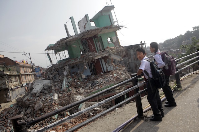 Terremoto in Nepal, due mesi dopo. «Quasi 9 mila morti e ora comincia la stagione dei monsoni»