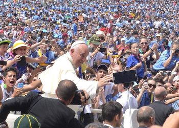Papa Francesco in Piazza San Pietro durante l'udienza concessa all'Agesci, Citt‡ del Vaticano, 13 giugno 2015.         
ANSA / MAURIZIO BRAMBATTI