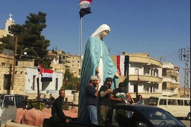 Siria. Il governo riporta sulla montagna di Maloula la statua della Madonna distrutta dai jihadisti