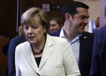 epa04791963 Germany's Chancellor Angela Merkel (L) and Greek Prime Minister Alexis Tsipras (R) during the European Union and of the Community of Latin American and Caribbean States (CELAC) summit in Brussels, Belgium, 10 June 2015. The EU-CELAC Summit brings together 61 European, Latin American and Caribbean leaders to strengthen relations between both regions.  EPA/OLIVIER HOSLET