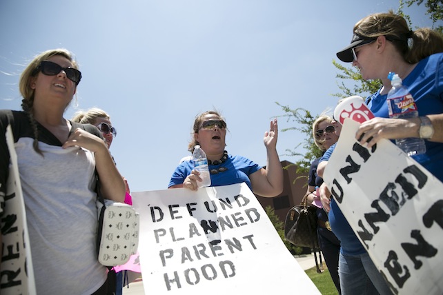 Planned Parenthood. Molti Stati tagliano i fondi: «Non vogliamo essere associati a chi non rispetta la vita»