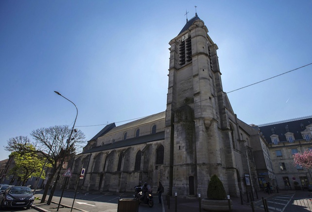 La più grande strage di cristiani doveva avvenire in Francia. Ma prima di entrare in chiesa, il jihadista si sparò su un piede