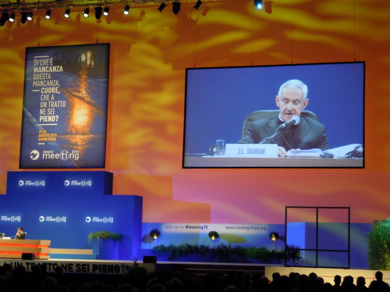 «Dio non è morto. Venite al Meeting e lo vedrete»