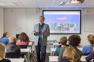 A scuola di eutanasia: in Olanda la “buona morte” viene insegnata in classe