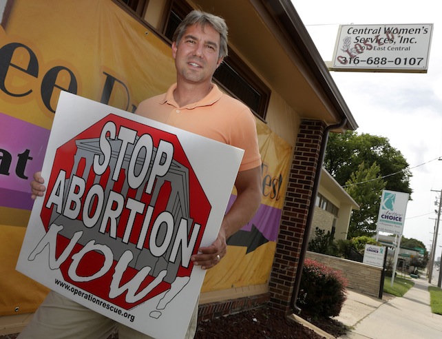 Doveva recarsi in Australia per parlare dell’aborto, ma gli hanno negato il visto. Attivista pro-life arrestato e rimpatriato