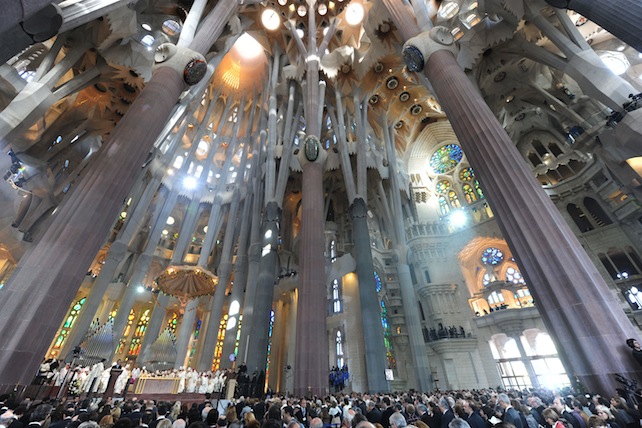 Sagrada Familia, parte la costruzione delle sei torri: «Così sarà la basilica più alta del mondo»