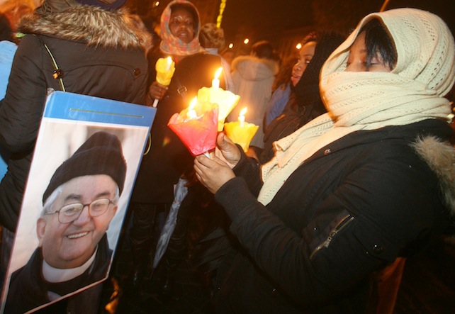 Chi era don Oreste Benzi. «Per stare in piedi davanti al mondo bisogna stare in ginocchio davanti a Dio»