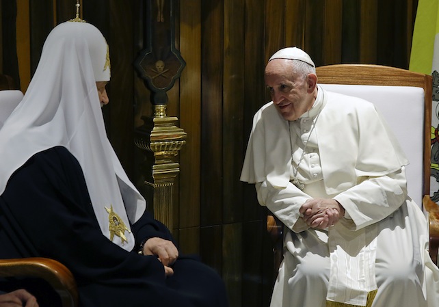 Nel nero della storia spunta un fiore possente e delicato. L’incontro fra il Papa e Kirill