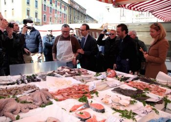 Il candidato sindaco del centrodestra, Stefano Parisi durante una iniziativa elettorale al mercato di piazzale Lagosta, Milano, 12 marzo 2016. ANSA/MOURAD BALTI TOUATI