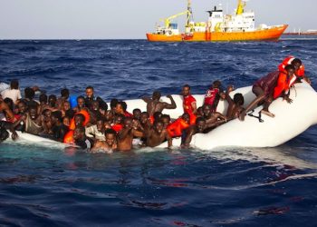 Un momento del tragico salvataggio operato ieri dalla nave privata SOS MediterranÈe, Lampedusa, 17 aprile 2016. Raccontano di essere partiti dalla Libia su un gommone in 130-140. Ne sono stati salvati 108 dalla nave Aquarius dell'Associazione SOS Mediterranee, due risultano annegati, 6 giacevano cadaveri nel fondo dell'imbarcazione: tutti gli altri risultano dispersi. ANSA/UFFICIO STAMPA ++ NO SALES, EDITORIAL USE ONLY ++
