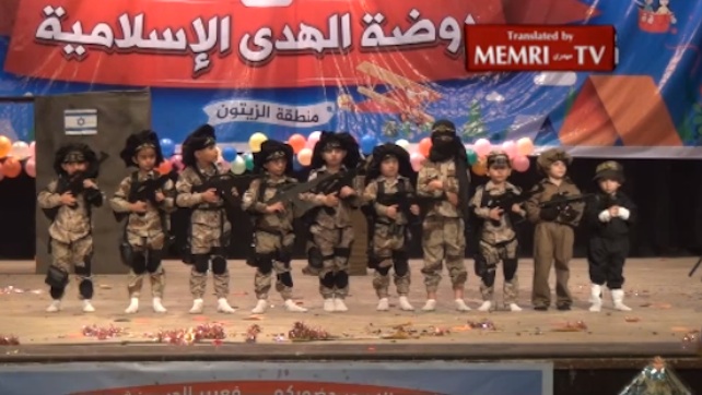 Kalashnikov, carri armati e uccisioni di ebrei. La recita di fine anno in un asilo di Gaza