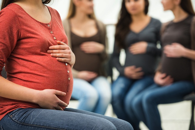 «Non chiamate una donna incinta “mamma”: offendete i transgender»